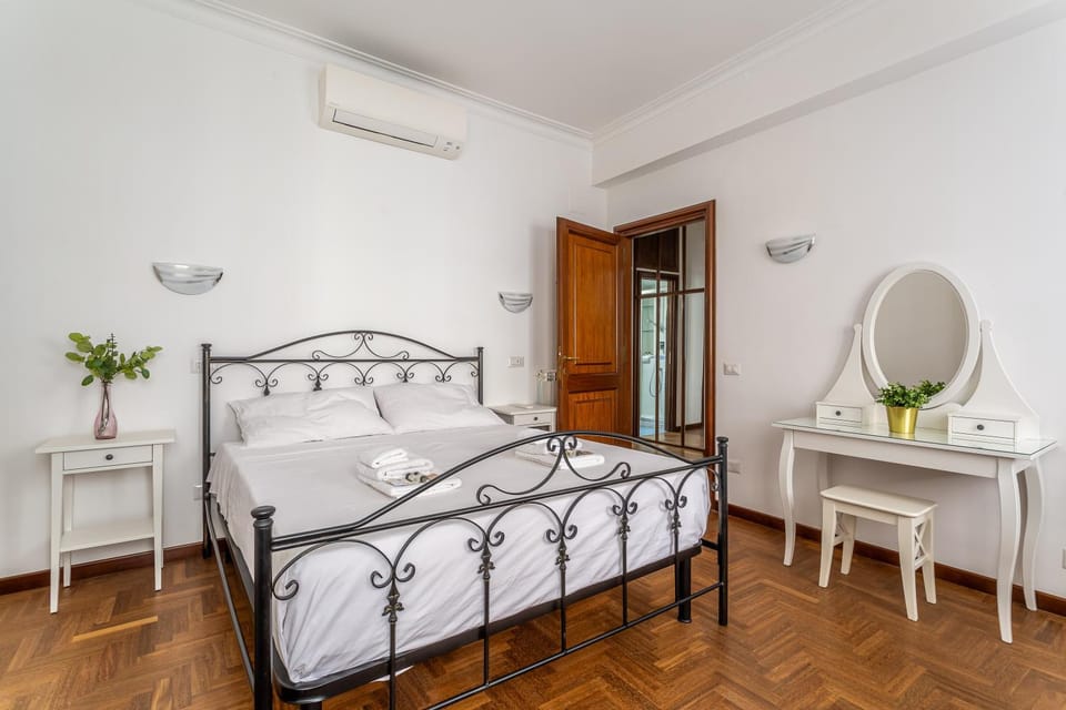 Bed, Photo of the whole room, Bedroom, air conditioner