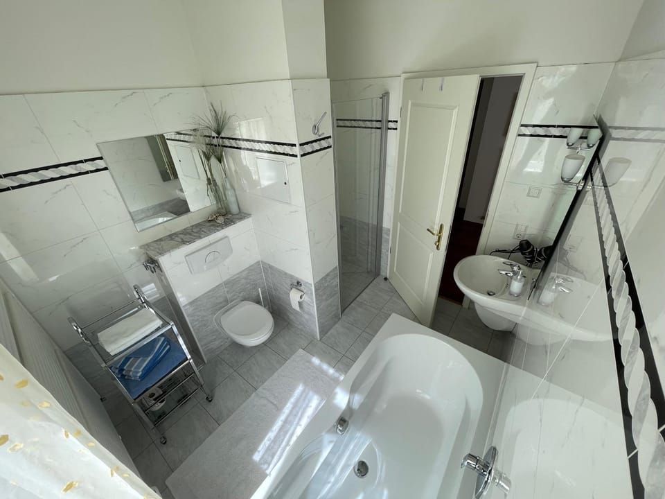 Shower, Toilet, Bathroom, Bath