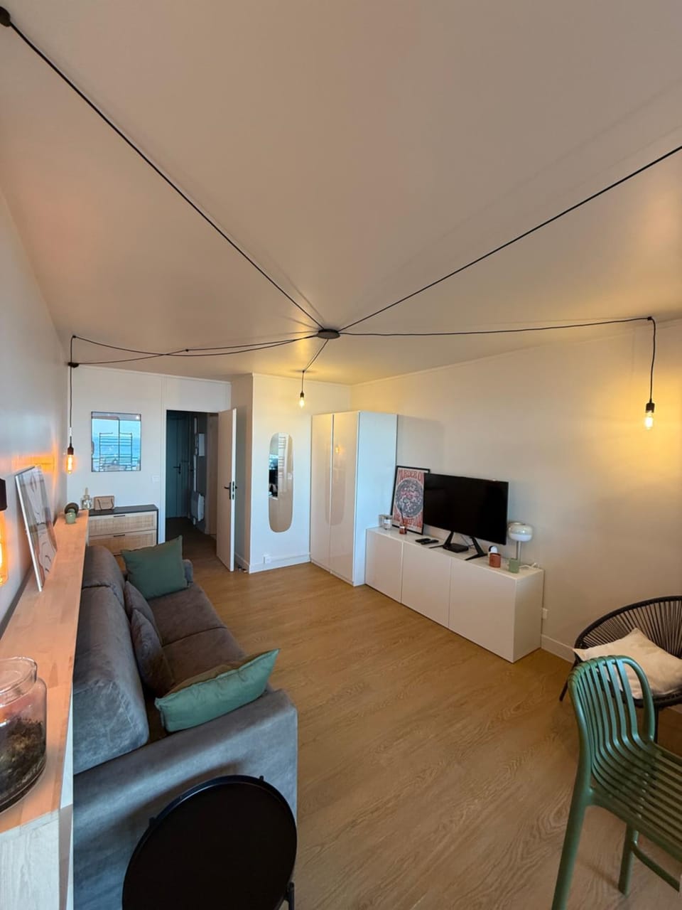 Bed, TV and multimedia, Living room, Photo of the whole room, Seating area, Bedroom