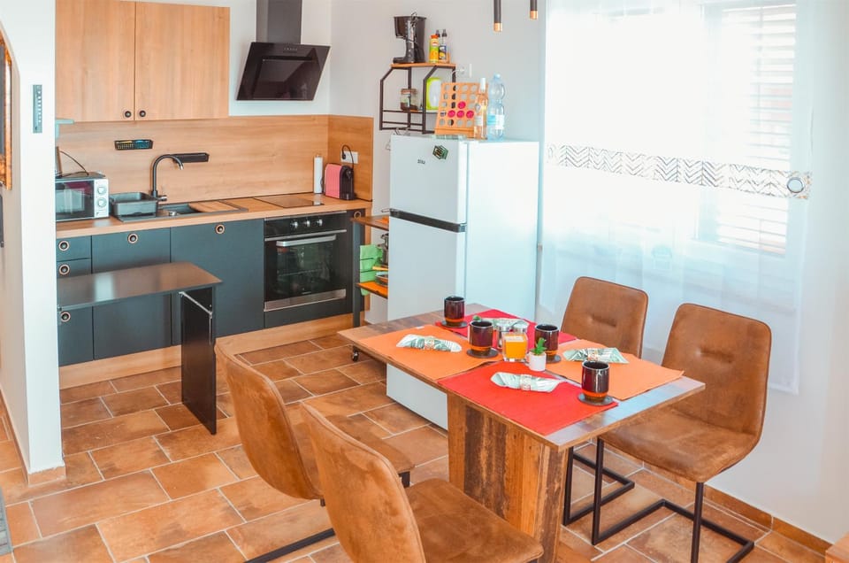Coffee/tea facilities, Kitchen or kitchenette, Living room, Seating area, Dining area, Food, oven, stove, toaster