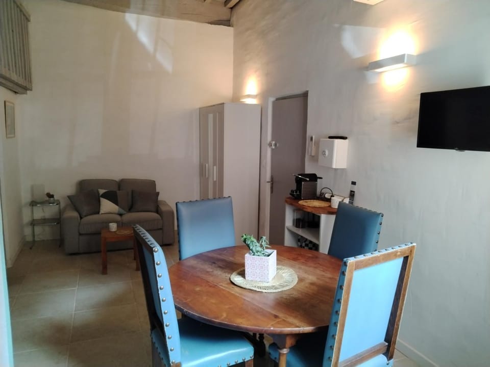 TV and multimedia, Seating area, Dining area