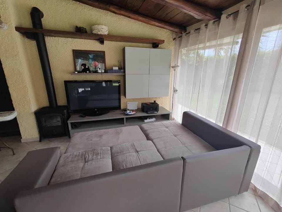 Communal lounge/ TV room, Bed, TV and multimedia, Living room, Evening entertainment, Bedroom, Pool view, air conditioner