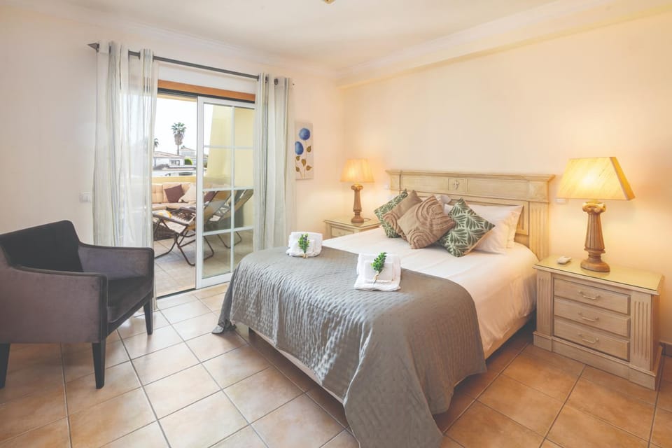 Stylish 2BR Apartment with Pool Parking & WiFi Apartment in Guia