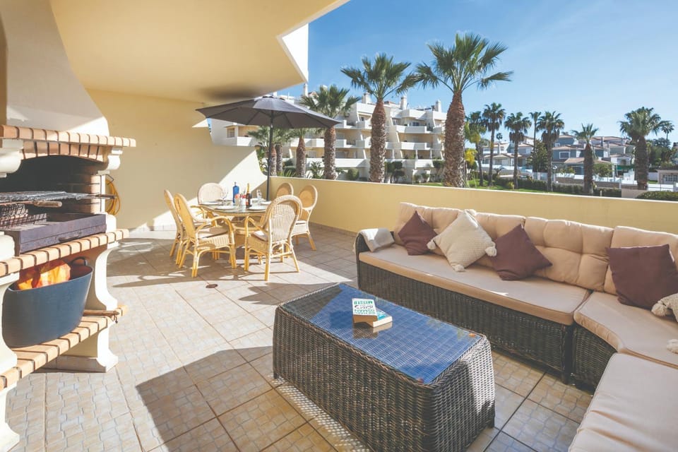 Stylish 2BR Apartment with Pool Parking & WiFi Apartment in Guia