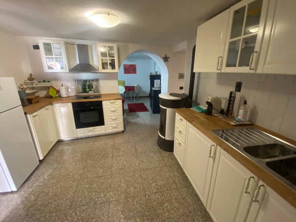Coffee/tea facilities, Kitchen or kitchenette, oven, stove
