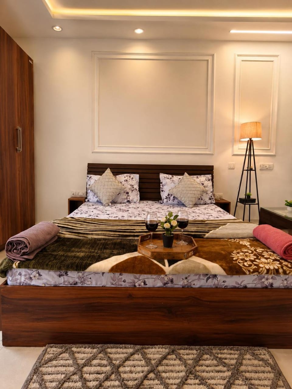 Darshana Studios# Couple Friendly Apartment in Noida