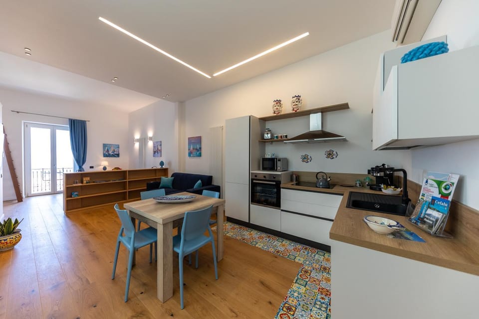 Coffee/tea facilities, Kitchen or kitchenette, Dining area, dishwasher, oven, stove, toaster