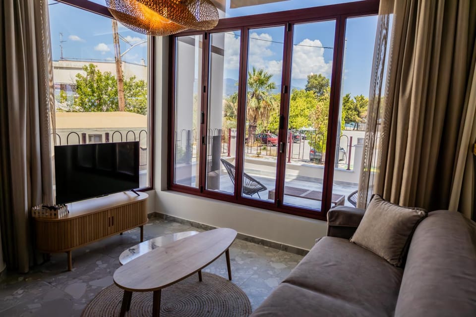 TV and multimedia, View (from property/room), Balcony/Terrace, Seating area, Mountain view, Sea view, Quiet street view