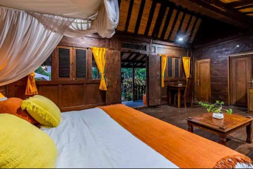 Bed, Living room, Photo of the whole room, Seating area, Bedroom