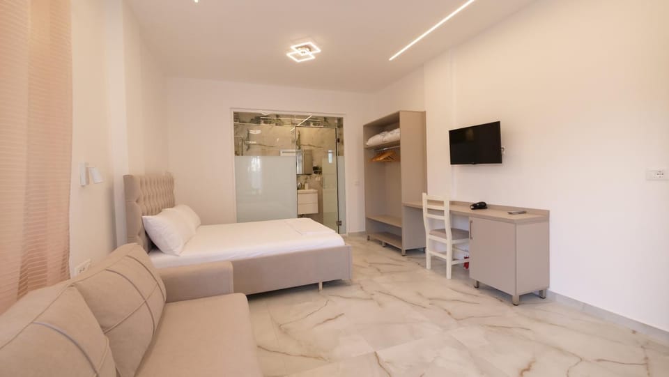 Bed, TV and multimedia, Living room, Photo of the whole room, Bedroom