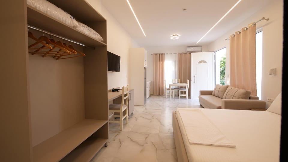 Photo of the whole room, Bedroom, wardrobe