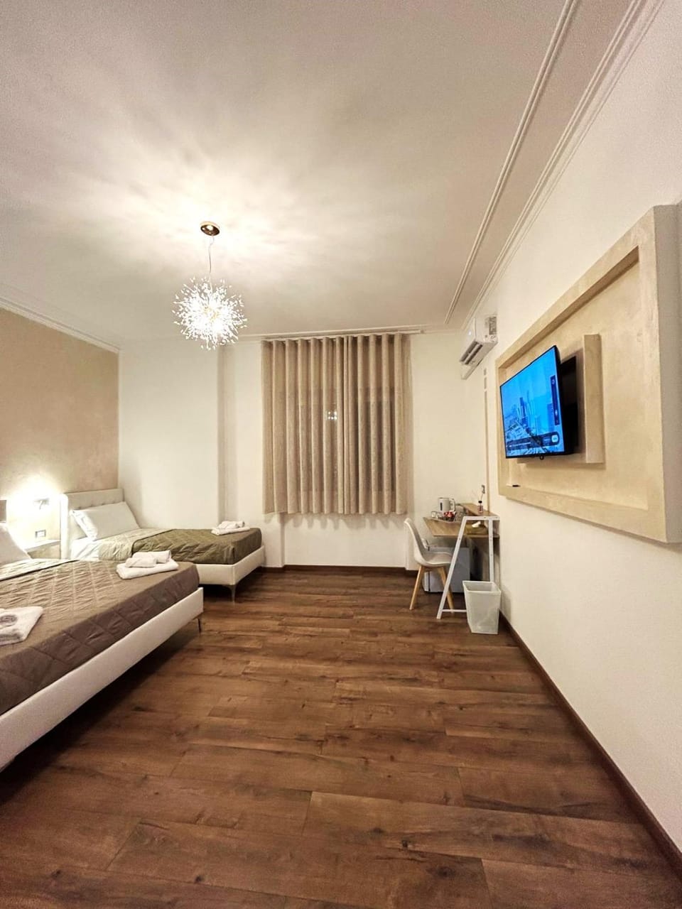 Bed, TV and multimedia, Bedroom