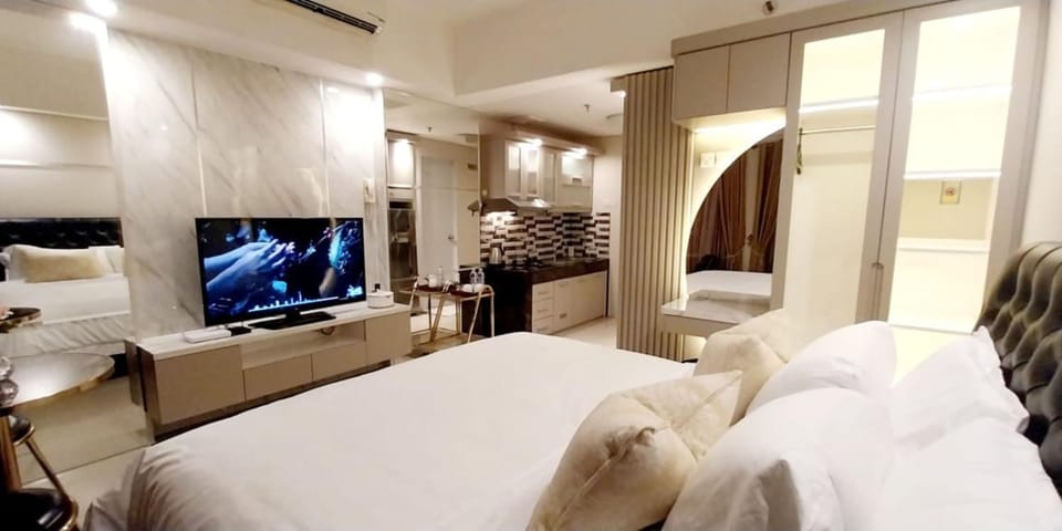 Bed, TV and multimedia, Seating area, towels, wardrobe, air conditioner