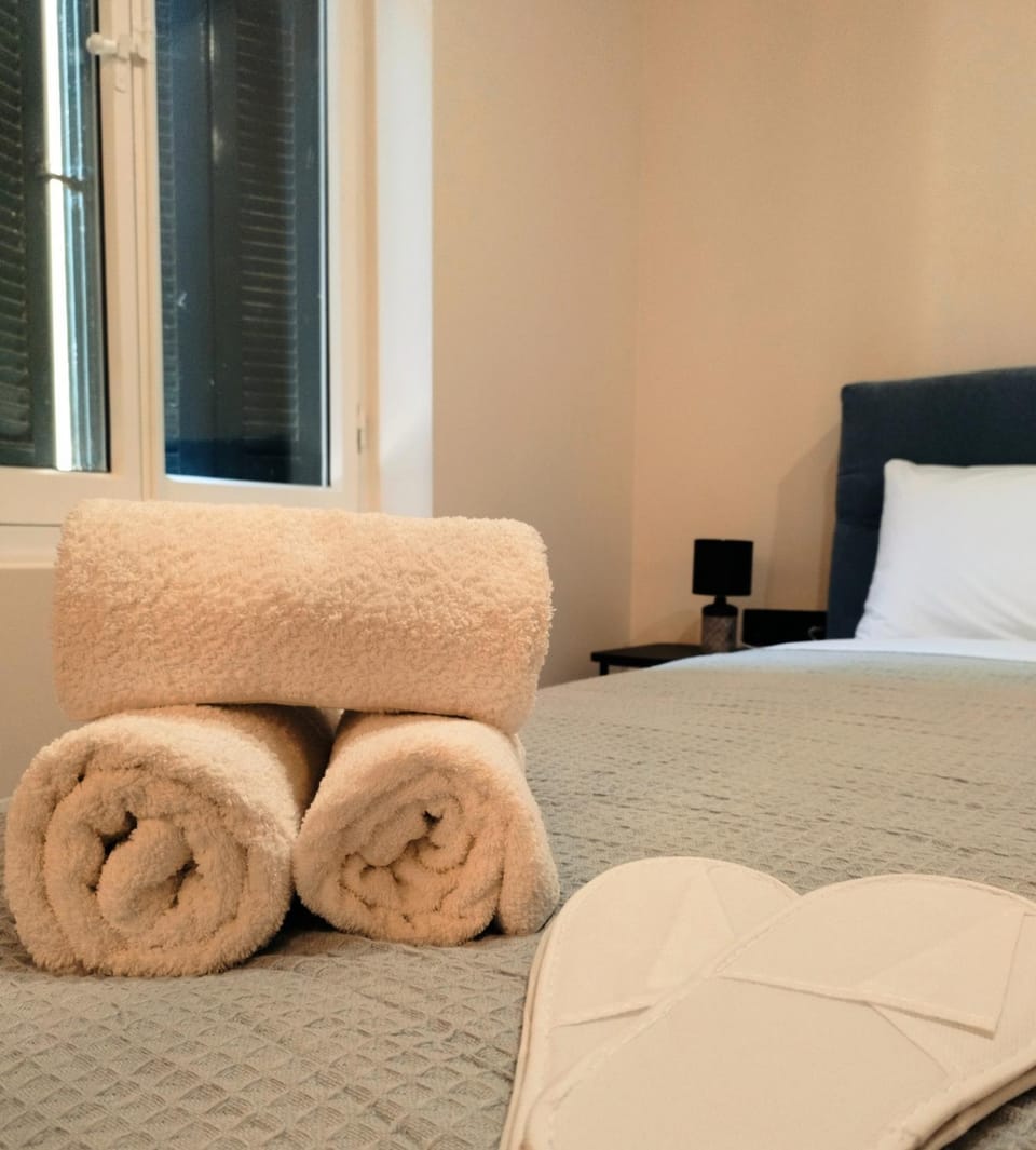 Bed, towels