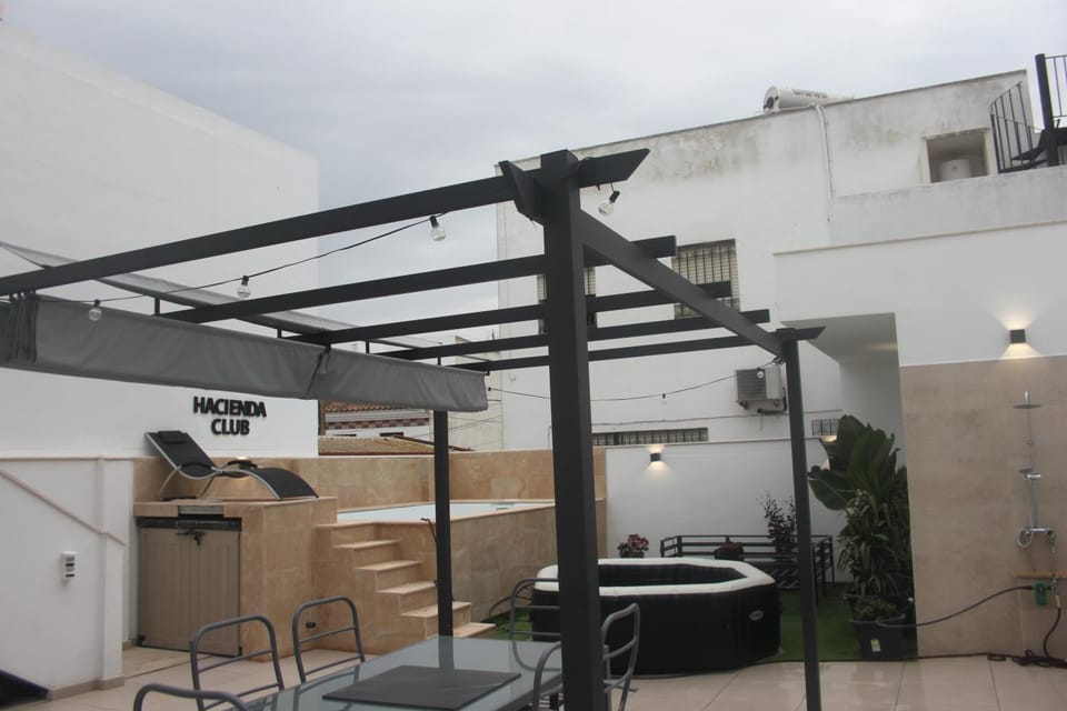 Shower, Patio, BBQ facilities, Dining area, Swimming pool