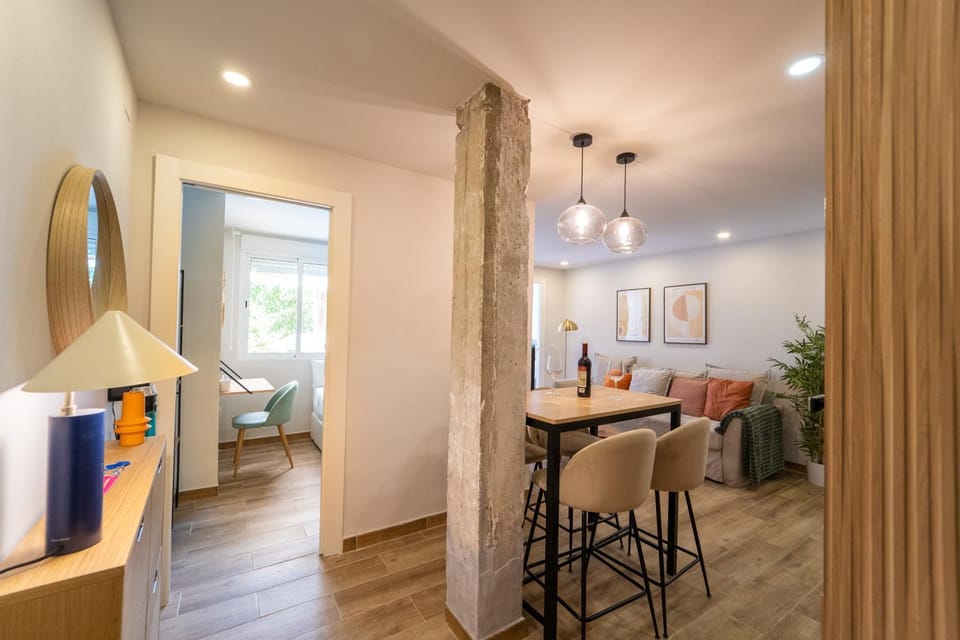 Living room, Dining area, Pets