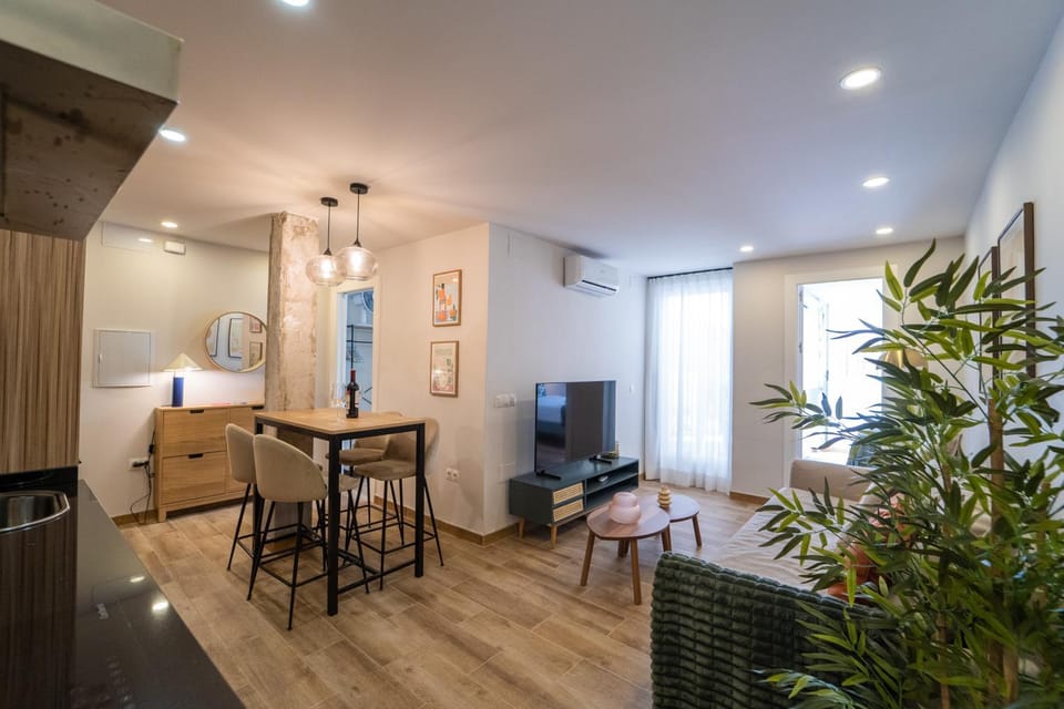 TV and multimedia, Kitchen or kitchenette, Living room, Seating area, Pets