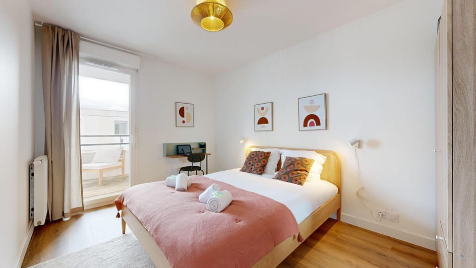 Bed, Photo of the whole room, Bedroom, towels