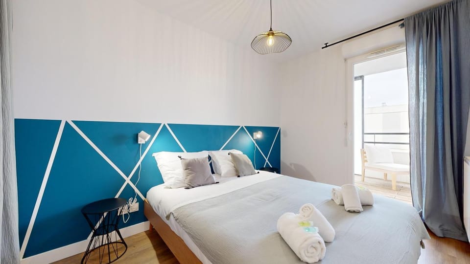 Bed, Photo of the whole room, Bedroom, towels