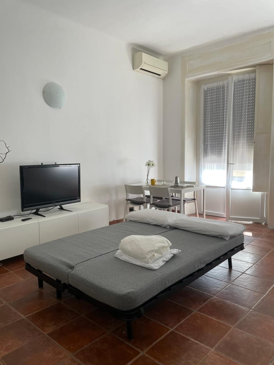 Bed, Living room, air conditioner