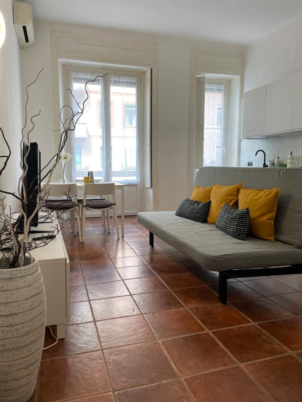 Kitchen or kitchenette, Living room, Seating area, Dining area