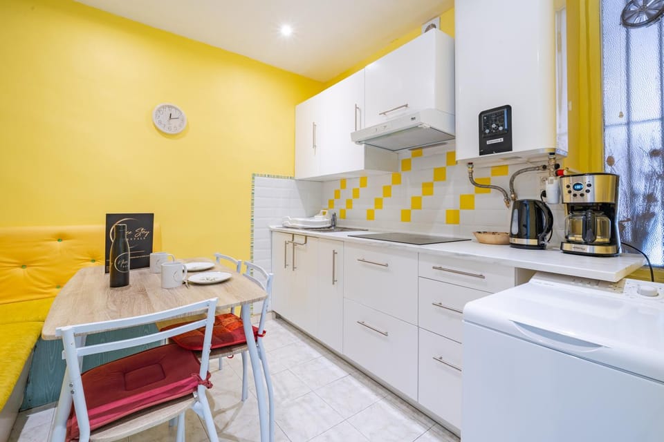 Kitchen or kitchenette, Dining area, stove