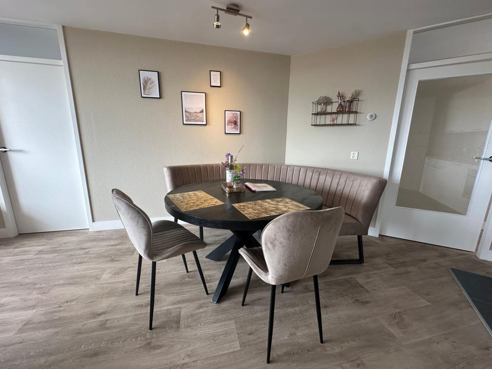 Seating area, Dining area