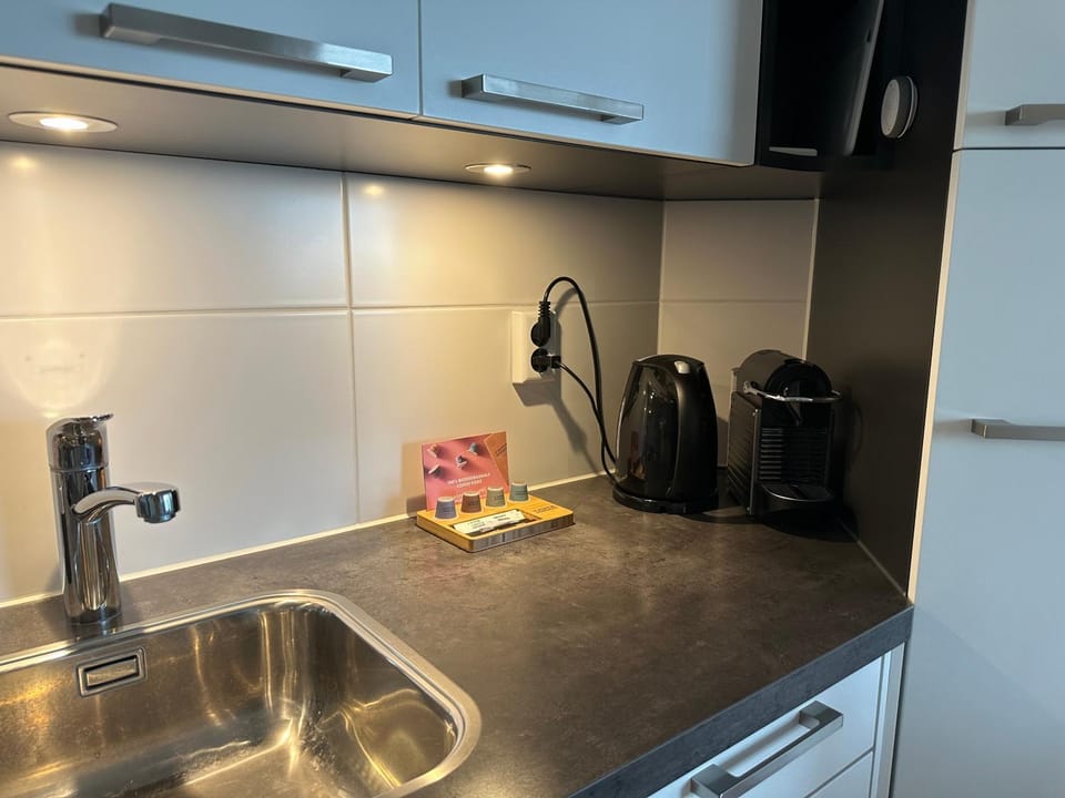 Coffee/tea facilities, stove, toaster