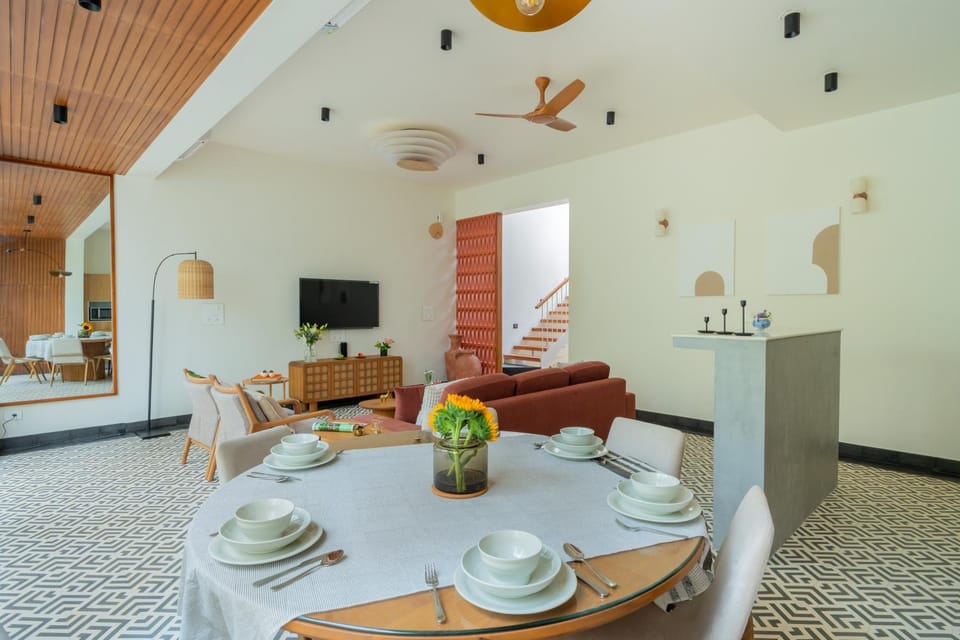 TV and multimedia, Living room, Food and drinks, Seating area, Dining area, Food, Breakfast