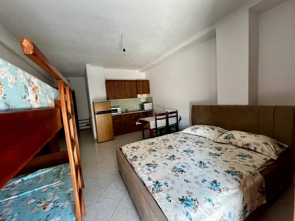 Bed, Kitchen or kitchenette, Living room, Photo of the whole room, Seating area, Dining area, Bedroom, minibar, oven