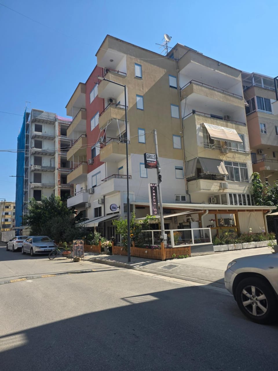 Property building, Day, Neighbourhood, City view, Street view, Location, Parking