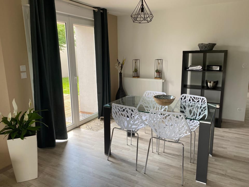 Seating area, Dining area