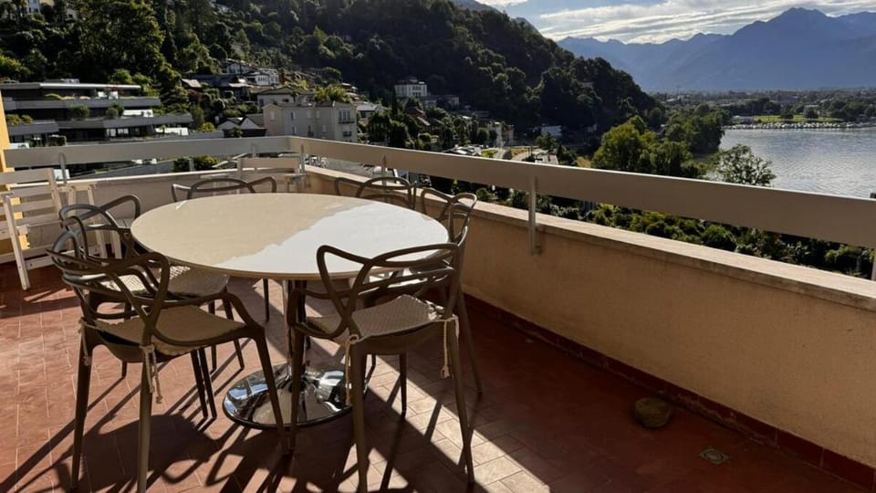 Azalee Lake View Apartment in Locarno