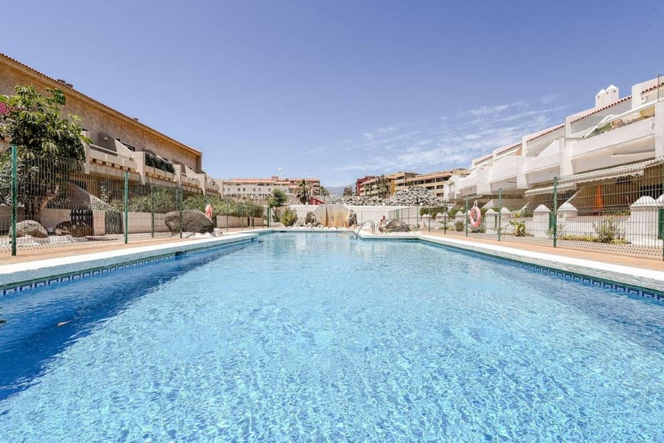 Day, Swimming pool