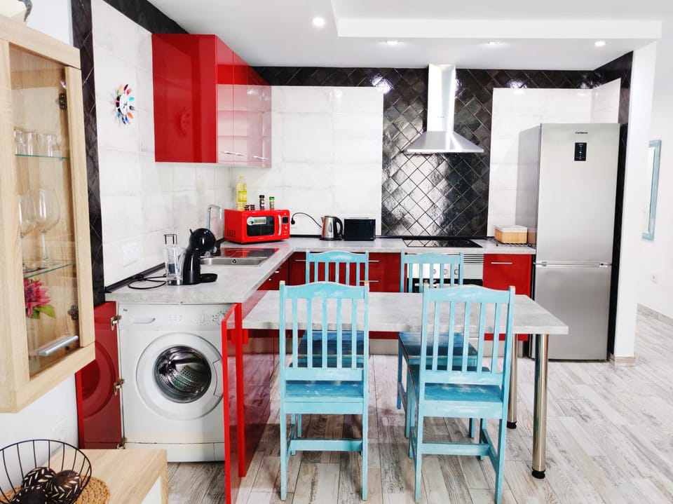 Kitchen or kitchenette, Dining area, washing machine