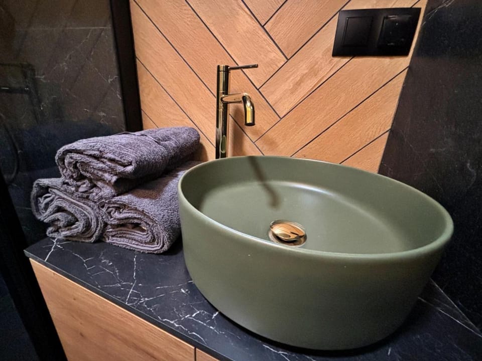 Bathroom, towels