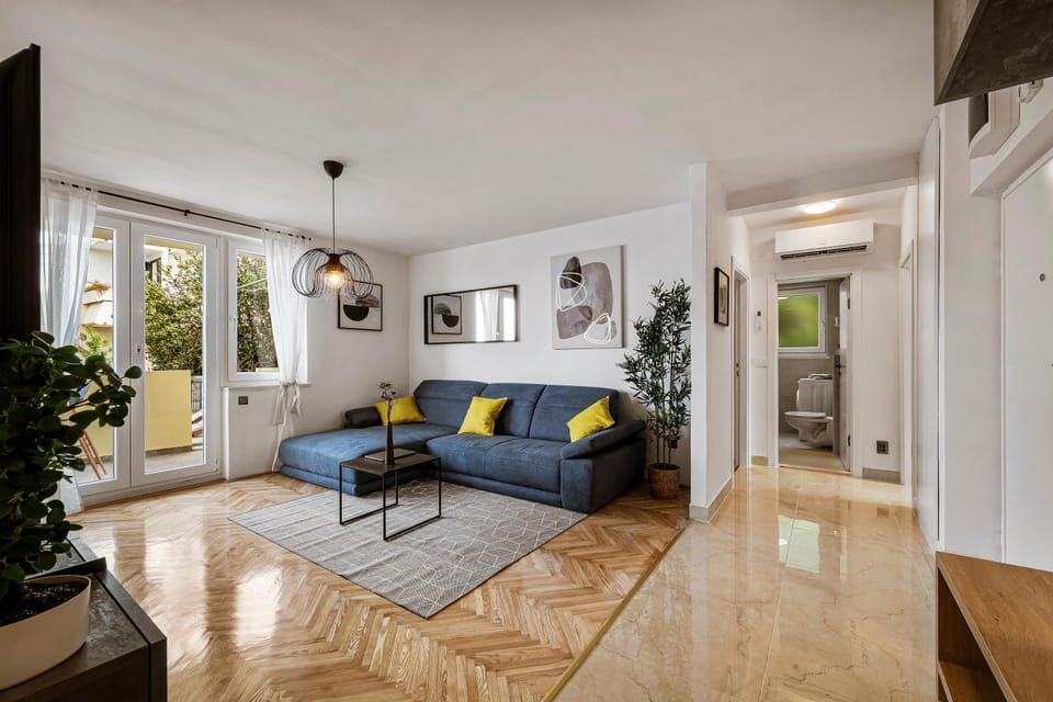 TV and multimedia, Living room, Seating area, air conditioner
