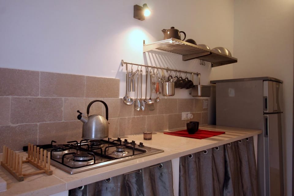 Coffee/tea facilities, Kitchen or kitchenette, stove