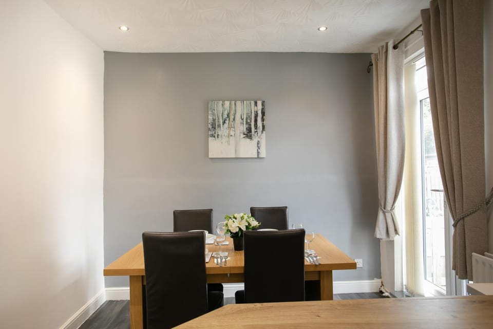 Manvers House, Rotherham for contractors, Families, free parking, Spacious, WIFI, modern House in Borough of Barnsley