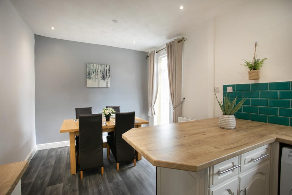 Manvers House, Rotherham for contractors, Families, free parking, Spacious, WIFI, modern House in Borough of Barnsley