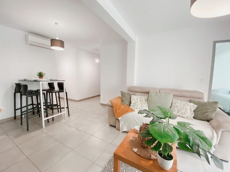 Living room, Dining area, air conditioner