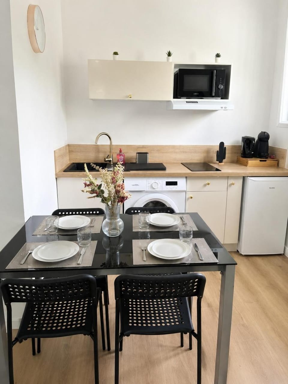 Coffee/tea facilities, Kitchen or kitchenette, Dining area, stove, toaster
