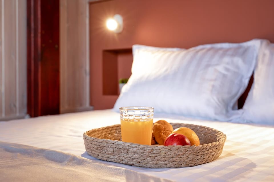 Bed, Food and drinks, Bedroom