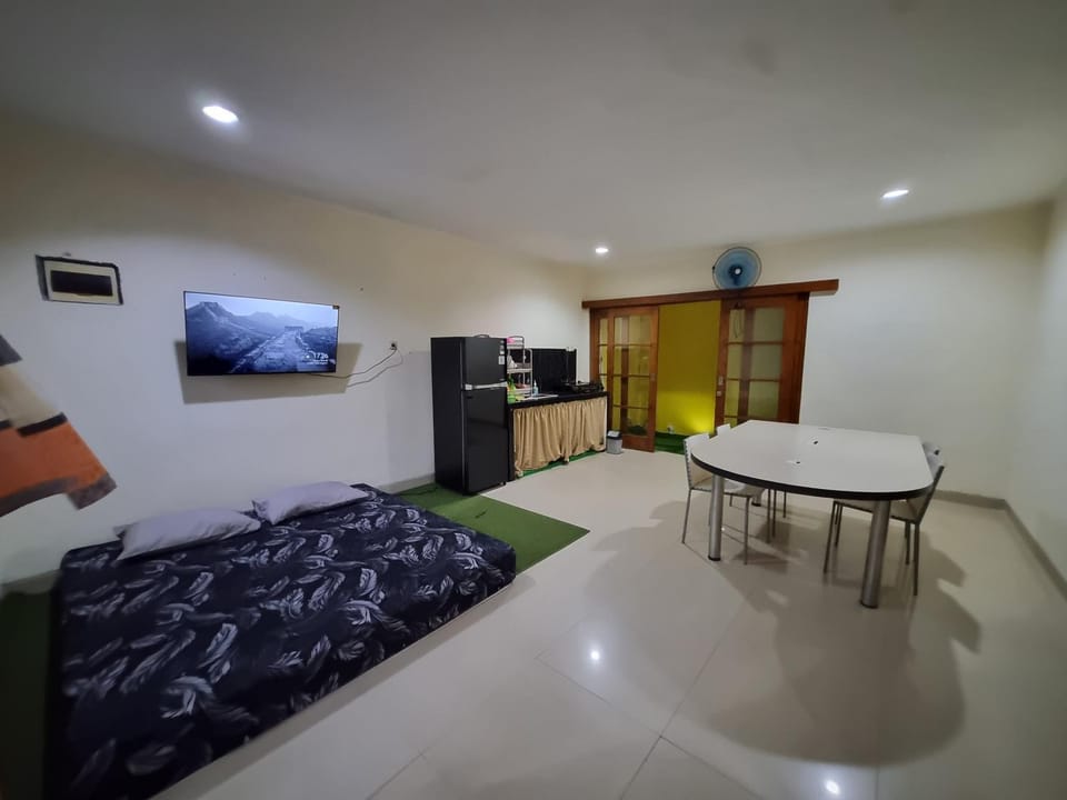 Bed, Kitchen or kitchenette, Dining area