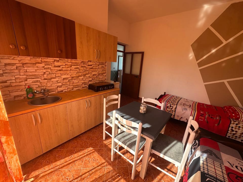 Kitchen or kitchenette, Living room, Seating area, Dining area