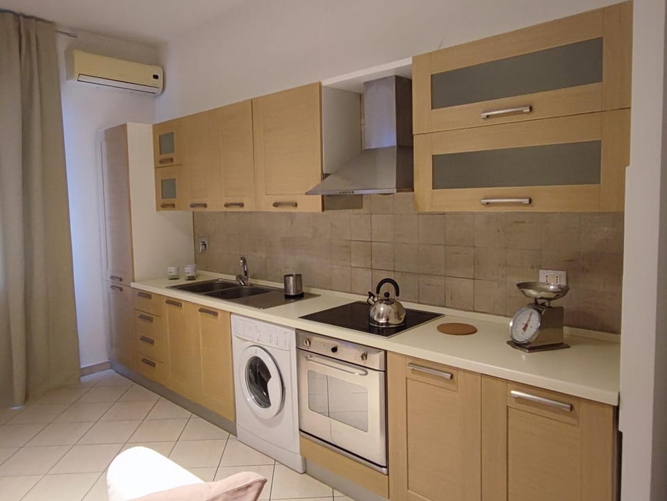 Coffee/tea facilities, Kitchen or kitchenette, stove, washing machine