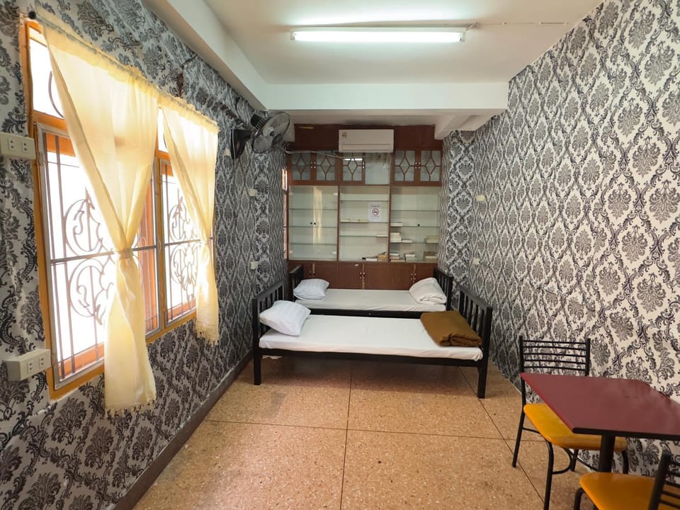Bed, Photo of the whole room, Seating area, Bedroom