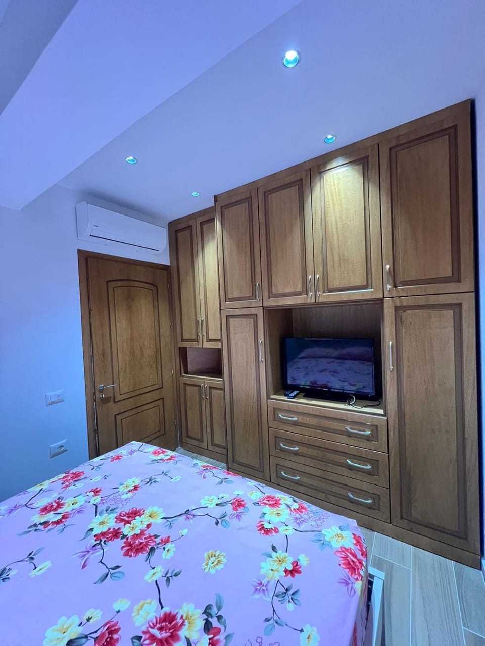Bed, Photo of the whole room, Bedroom, wardrobe