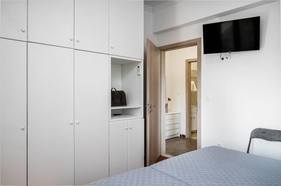 Bed, TV and multimedia, Bedroom, wardrobe