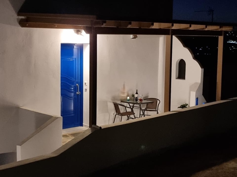 Night, Balcony/Terrace, Seating area, Dining area, Street view